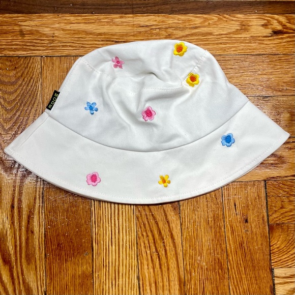 Embroidered Flowers Canvas Bucket Hat in White - Picture 4 of 4